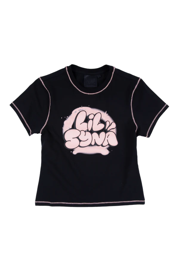 WOMEN’S LIL SYNA SPRAY TEE – BLACK WOMEN’S LIL SYNA SPRAY TEE – BLACK